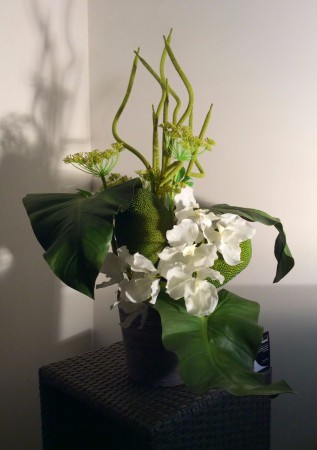 Orchidées, fruits à pin, feuillages / 90€ - Vendu